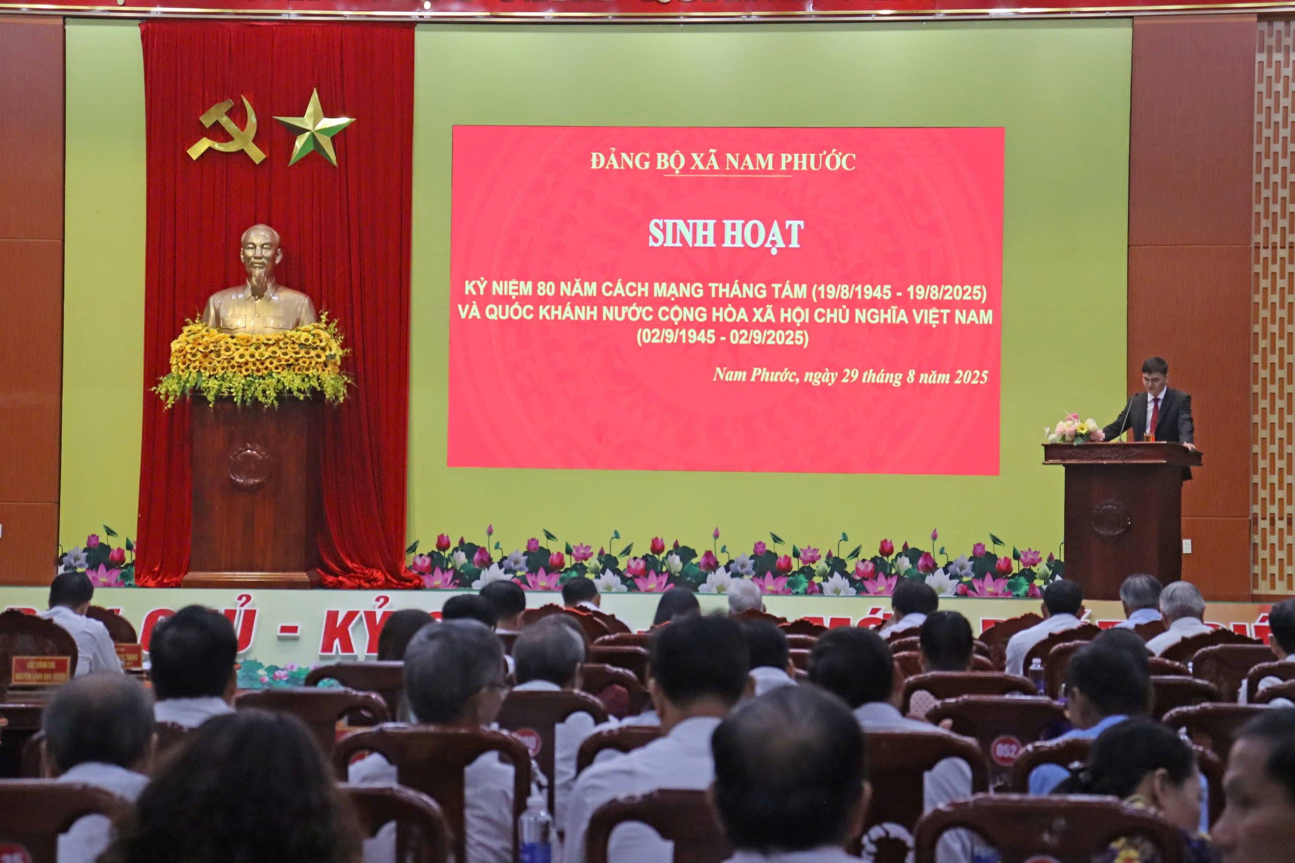 Đảng bộ xã Nam Phước tổ chức lễ kỷ niệm 80 năm Cách mạng tháng 8 và Quốc khánh 2/9, trao huy hiệu đảng đợt 2/9/2025